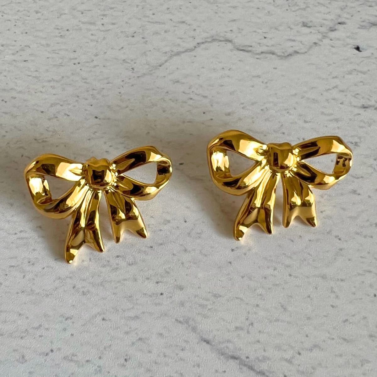 Ribbon bow studs